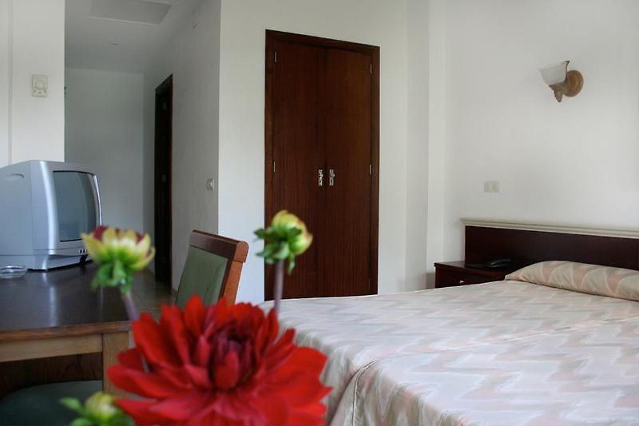 Hotel La Nina Кала-Мільор Екстер'єр фото